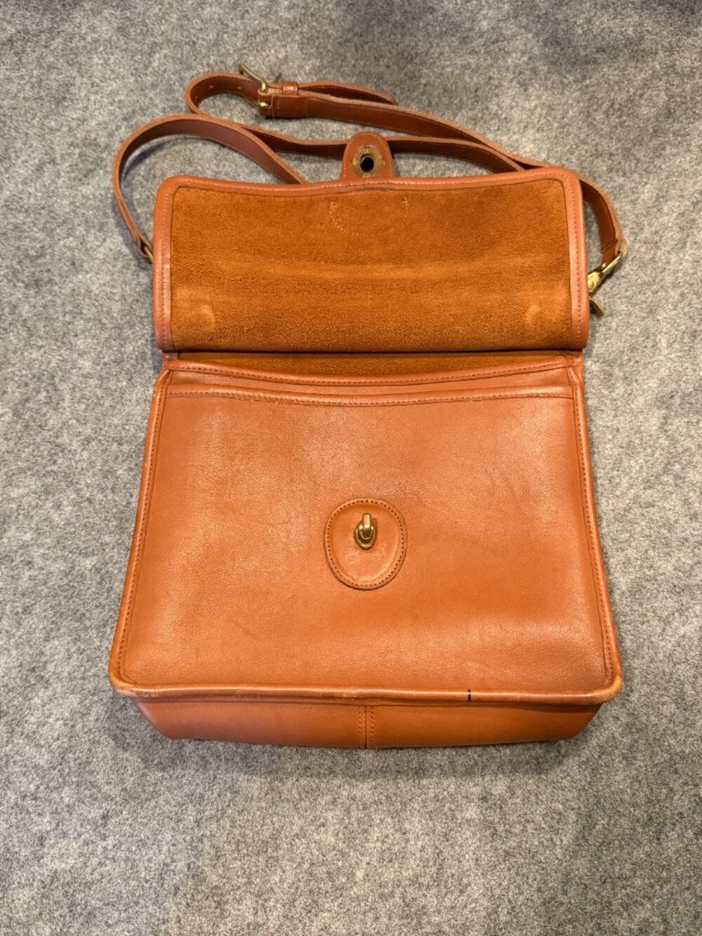 Vintage Coach British Tan Leather Crossbody Messenger Bag Brass Hardware USA - Picture 4 of 16